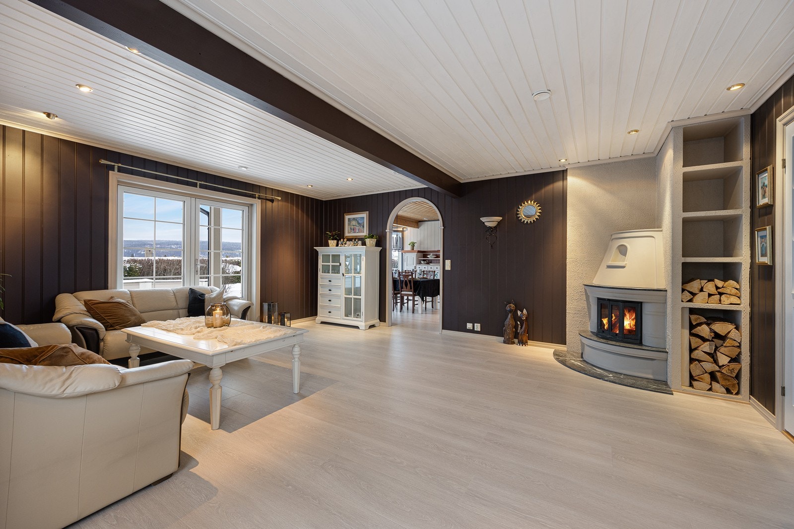 Rommet får naturlig lys fra to sider, via et karnapp med spotter og en tofløyet glassdør til terrassen Galleribilde