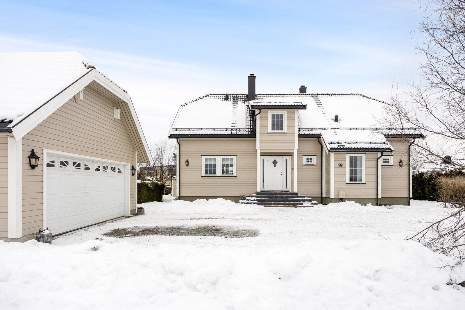 Det er gode parkeringsmuligheter på gårdsplassen og i en dobbelgarasje med sidedør, elektrisk portåpner og et areal på ca. 47 kvm Galleribilde