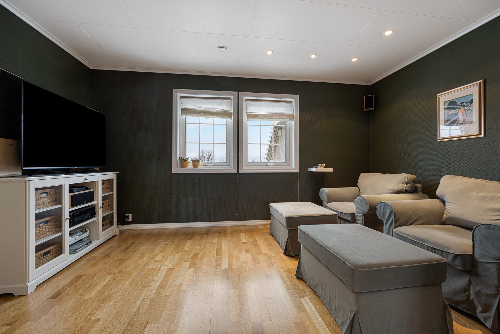 I 1. etasje har boligen tre pene, tilstøtende stuer, noe som gir ekstra fleksibilitet og god møbleringsfrihet Galleribilde