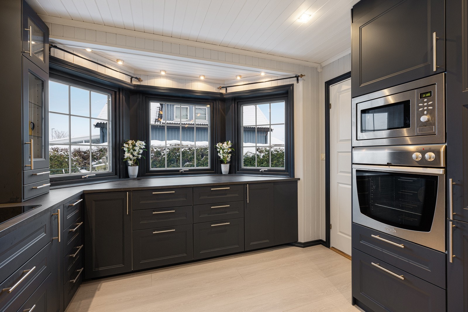 Ovnene er praktisk plassert i et høyskap, og innenfor kjøkkenet har boligen et hendig vaskerom Galleribilde