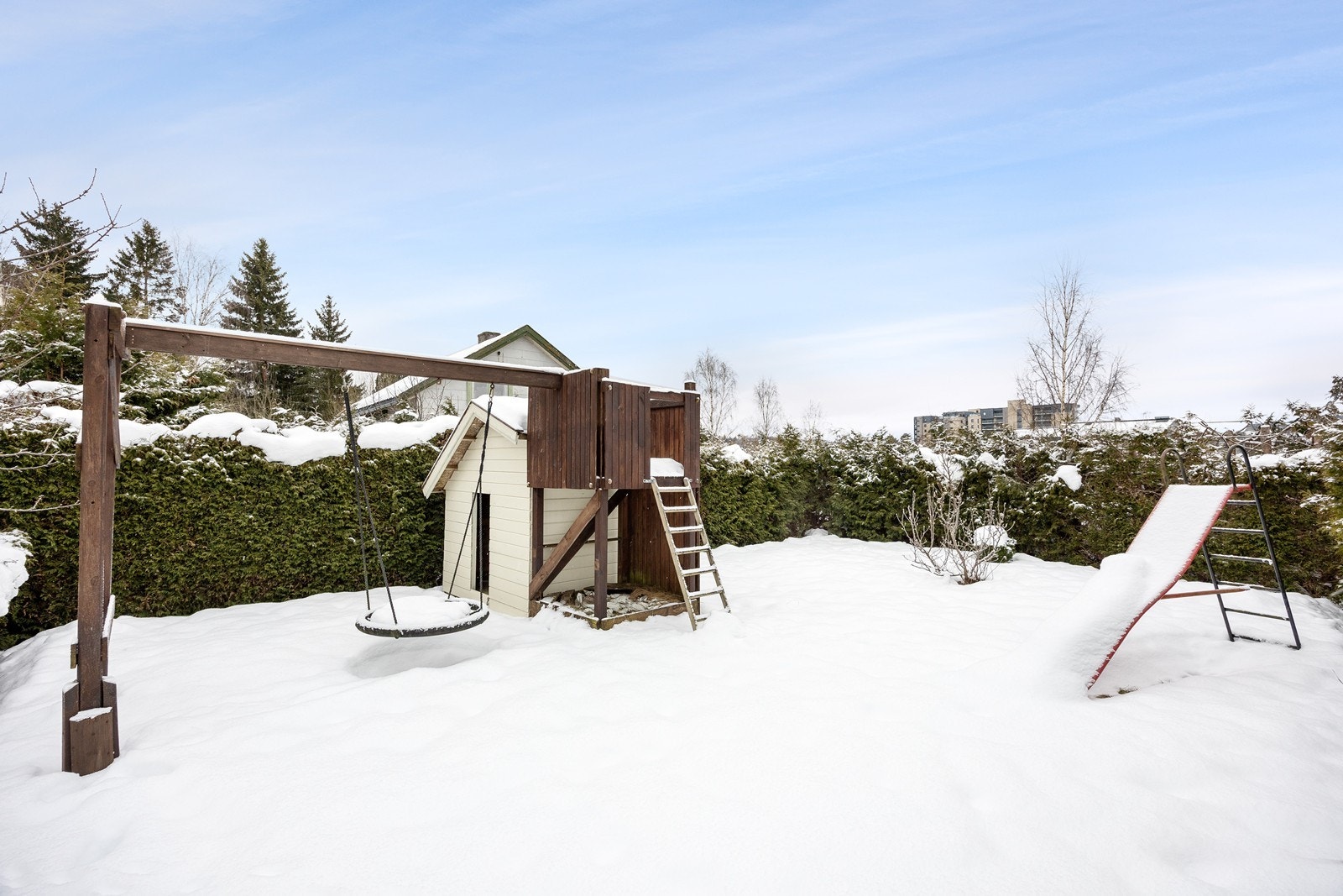 I hagen er det godt med boltreplass for både store og små Galleribilde