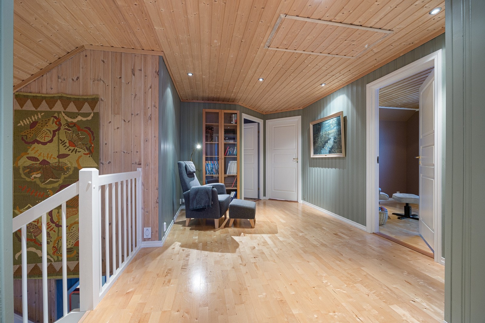 I andre etasje er det 5 soverom, 2 bad og eget wc-rom Galleribilde