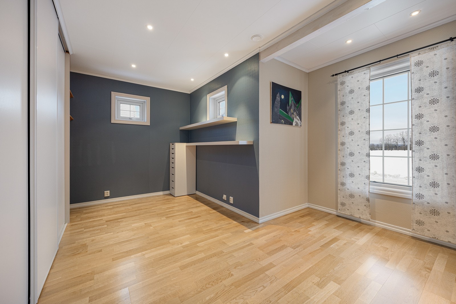 Alle soverommene er innredet med downlights, og rommet i 1. etasje har mye oppbevaring i en plassbygd skyvedørsgarderobe med hvite fronter Galleribilde