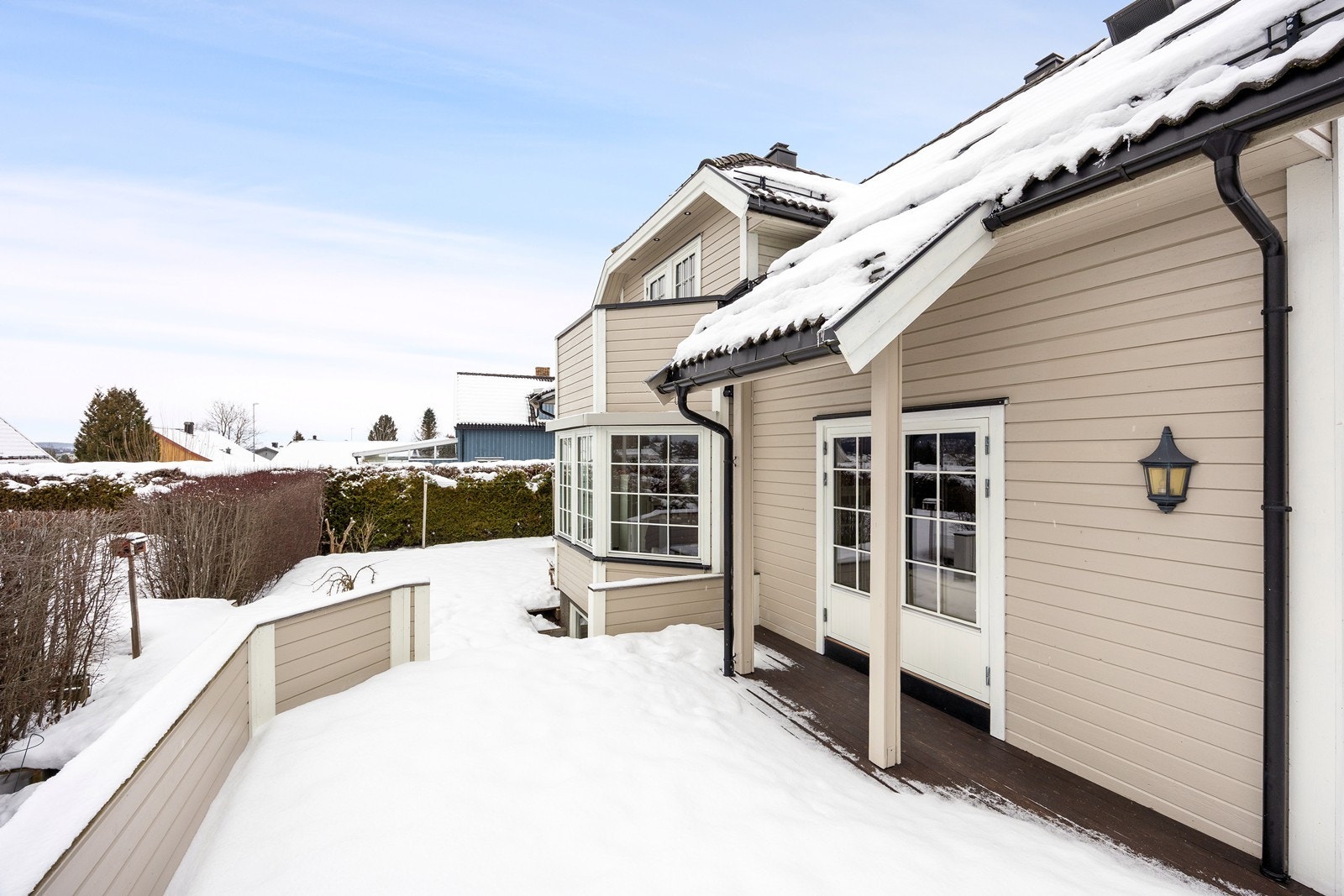Stuen forlenges av en herlig terrasse, hvor høydepunktet må sies å være et deilig svømmebasseng - flott skjermet av hekken Galleribilde