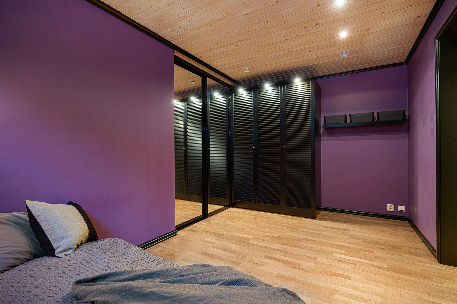 Rommet er innredet med to store garderobeskap, hvor ett har skyvedører med speil Galleribilde