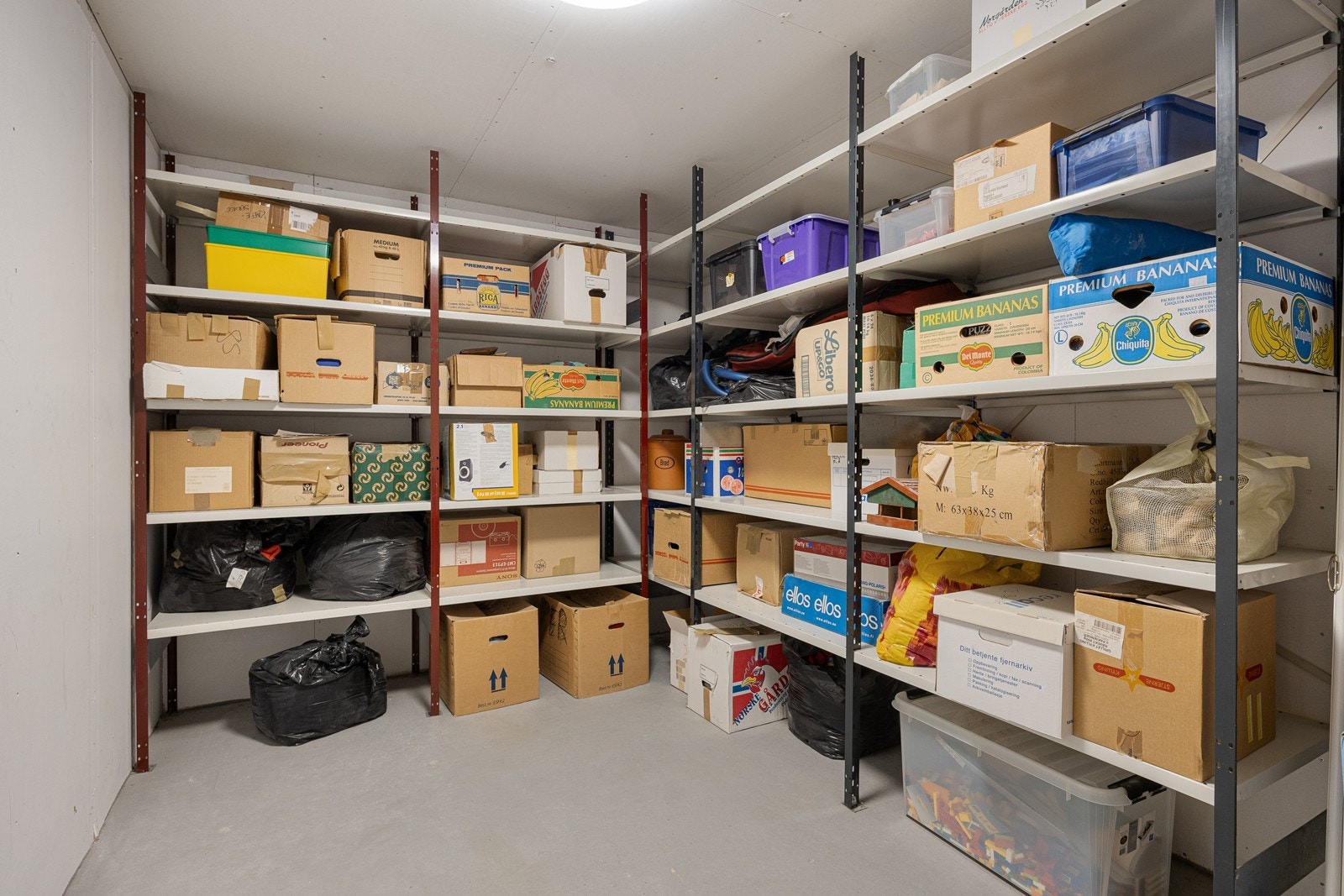 Eiendommen har godt med lagringsplass i boder, kjellerrom og i garasjen Galleribilde