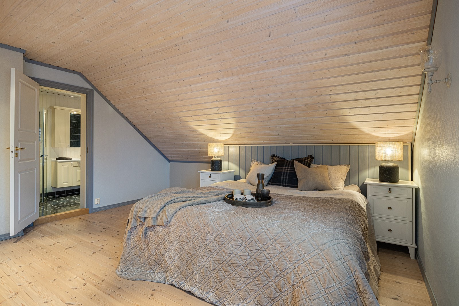 Hovedsoverommet ligger i suiteløsning med det største badet Galleribilde