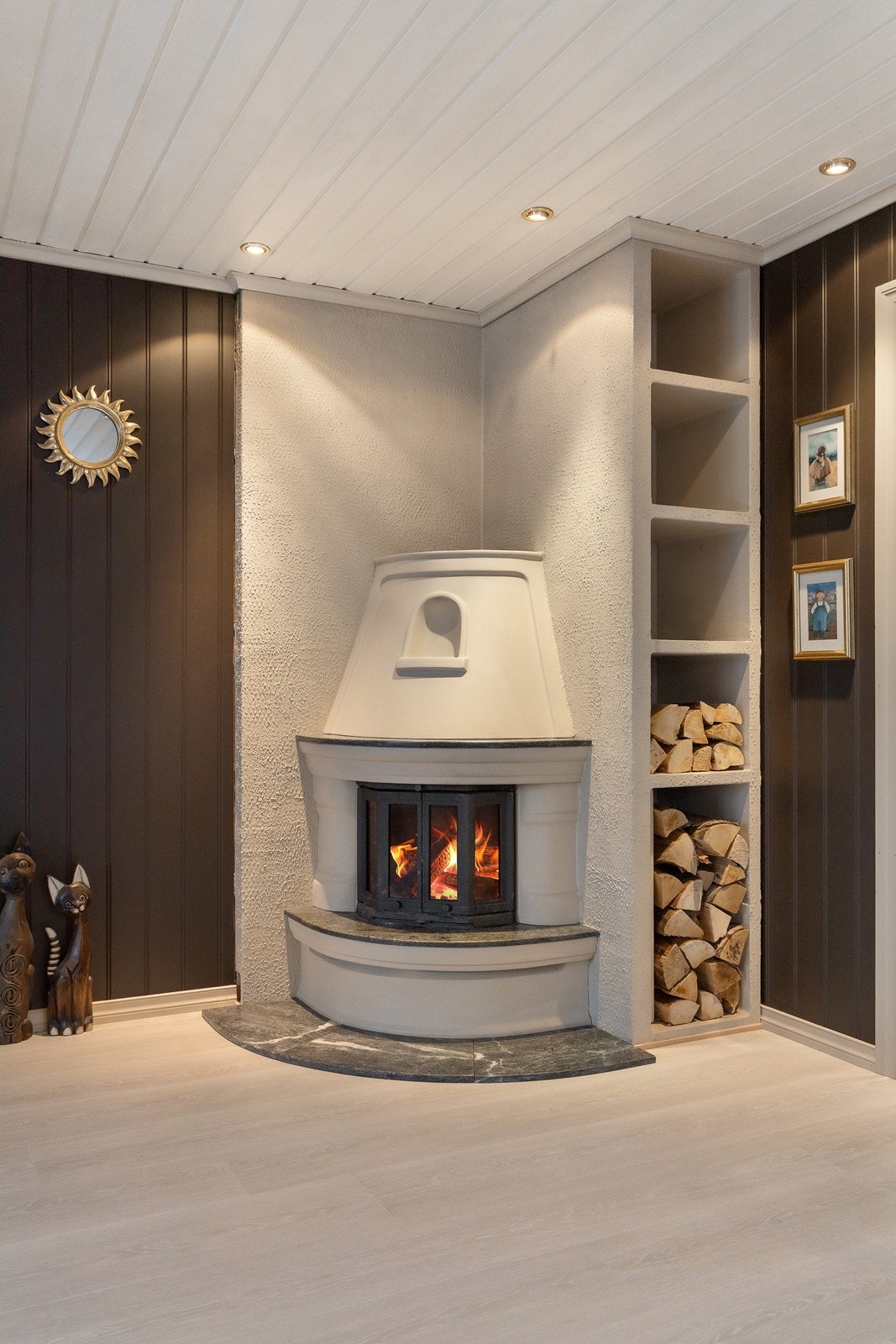 En koselig hjørnepeis sørger for ekstra varme og hygge Galleribilde