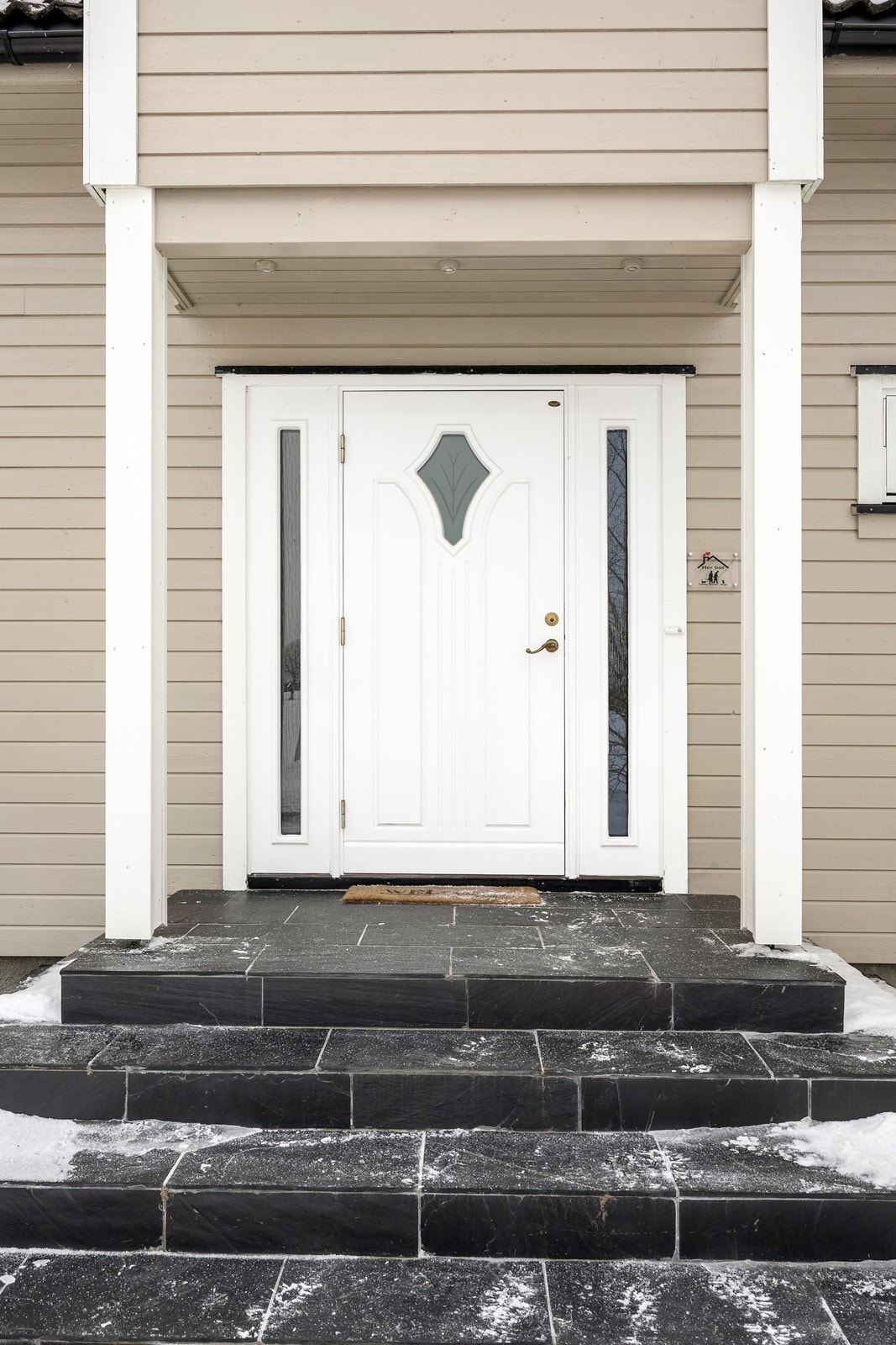 Inngangen gir et godt førsteinntrykk, der en overbygd ytterdør har downlights og glassfelter. Utvendig trapp har varmekabler. Velkommen inn! Galleribilde