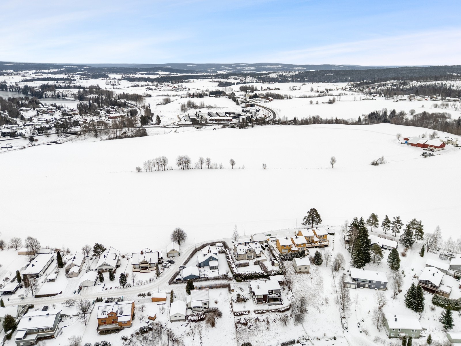 Boligfeltet grenser til store åkre, og plasseringen gir en åpen og fri følelse med landlig utsikt Galleribilde