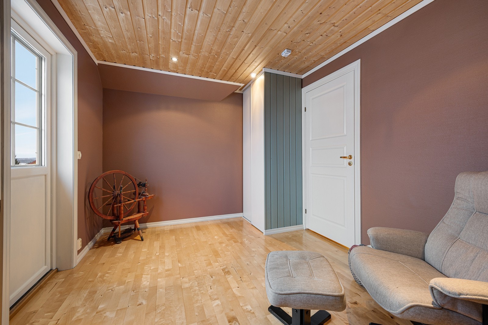 Hele seks soverom betyr mange valgmuligheter for familien, og ved behov kan rommene benyttes som kontor, walk-in closet eller ekstra stue Galleribilde