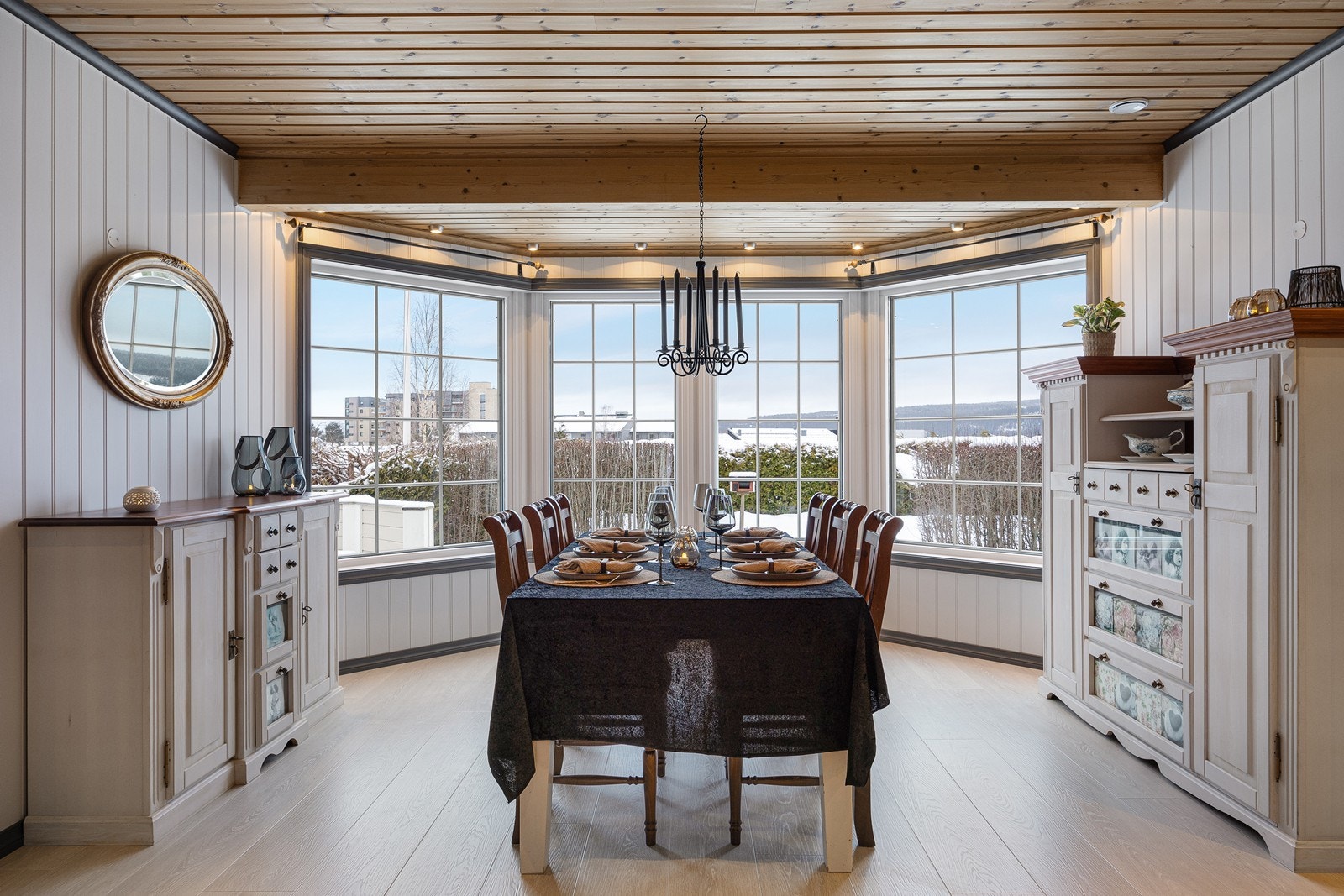 Laminatgulvet er det samme som i hovedstuen, og lyset strømmer inn via et stort karnapp med strålende utsikt Galleribilde