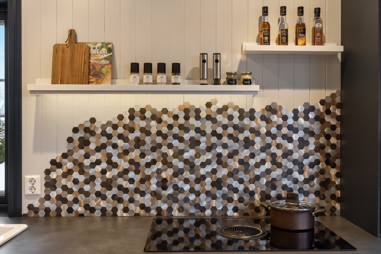 Over kokesonen har kjøkkenet lekre mosaikkfliser og platetoppen har integrert venilator Galleribilde