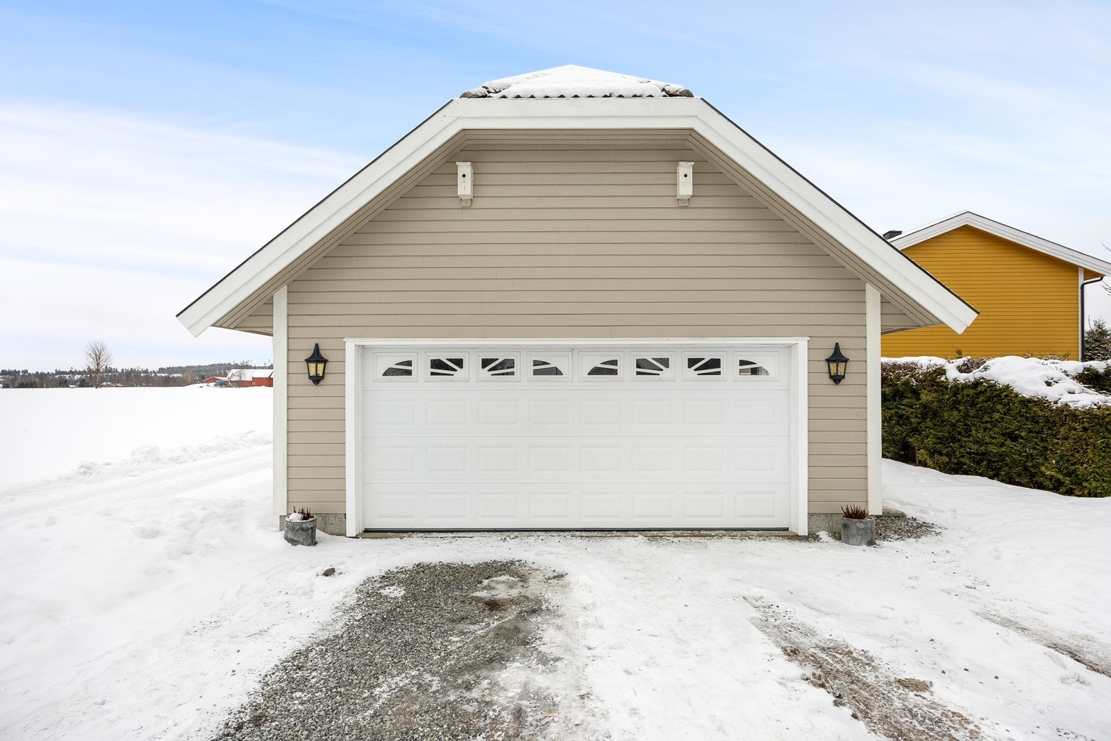 Over garasjen er det et praktisk lagringsloft som måler ca. 28 kvm (Ikke måleverdig areal) Galleribilde