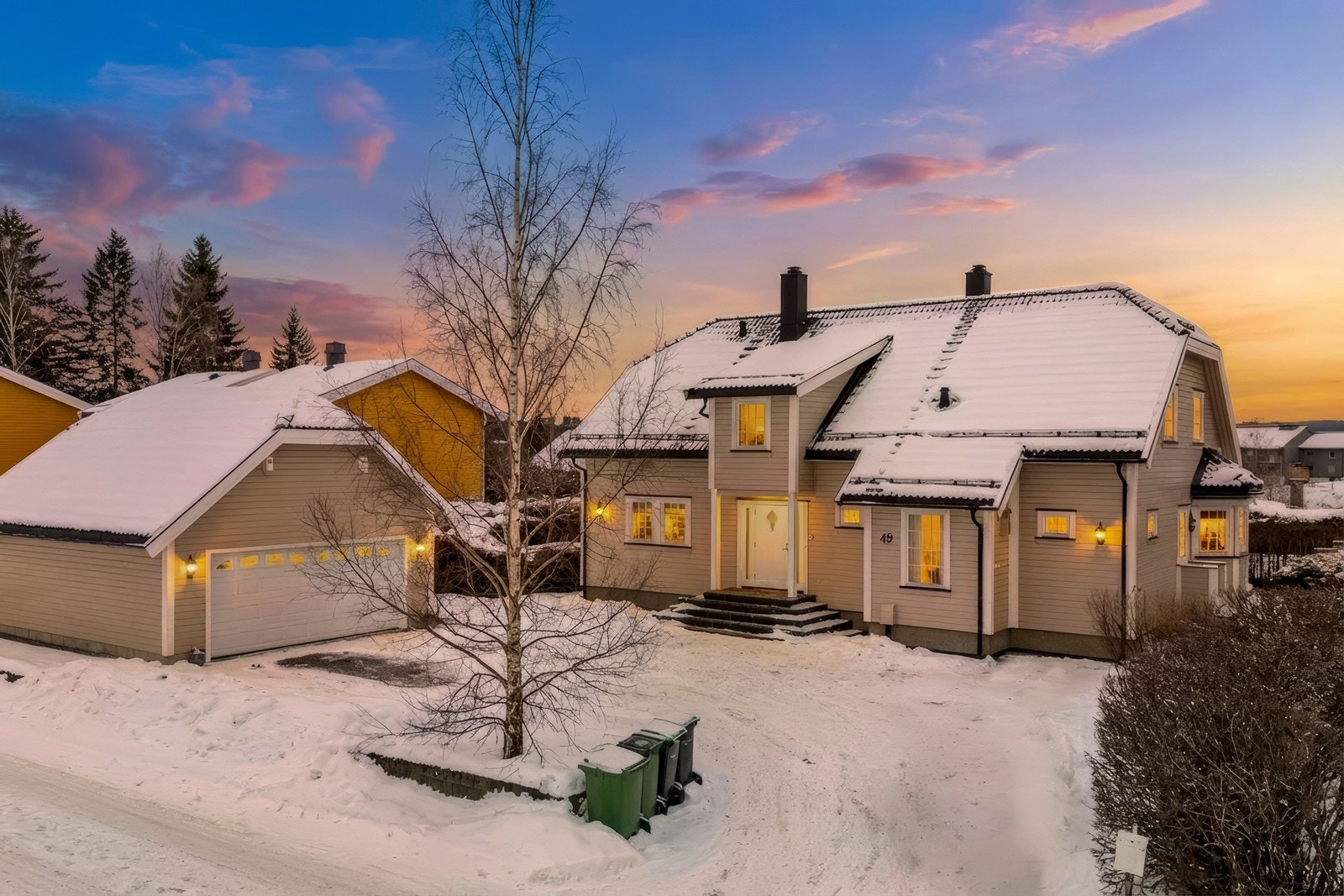 Med tre bad, fire stuer og seks soverom egner boligen seg utmerket for familier (stemningsbildene/kveldsbildene er digitalt redigerte) Galleribilde