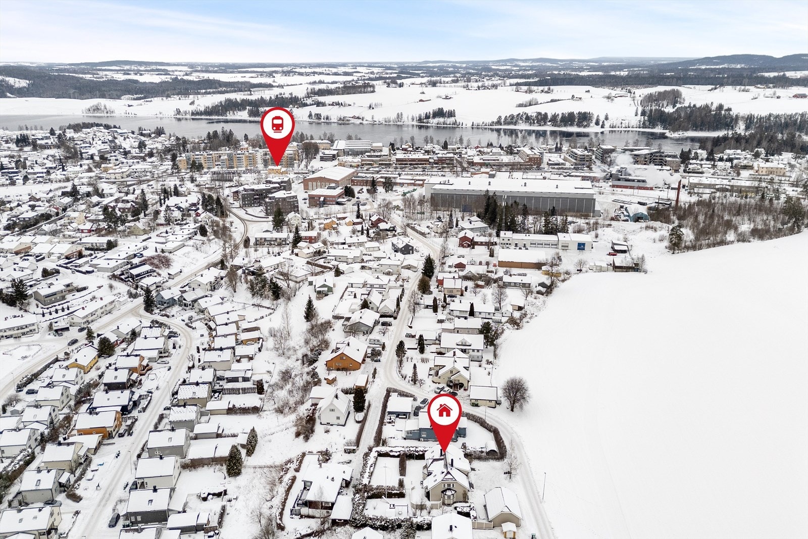 Beliggenheten er ideell for familier, i trygge og rolige omgivelser med nærhet til tog, skoler, butikker, idrettsanlegg, m.m. Galleribilde