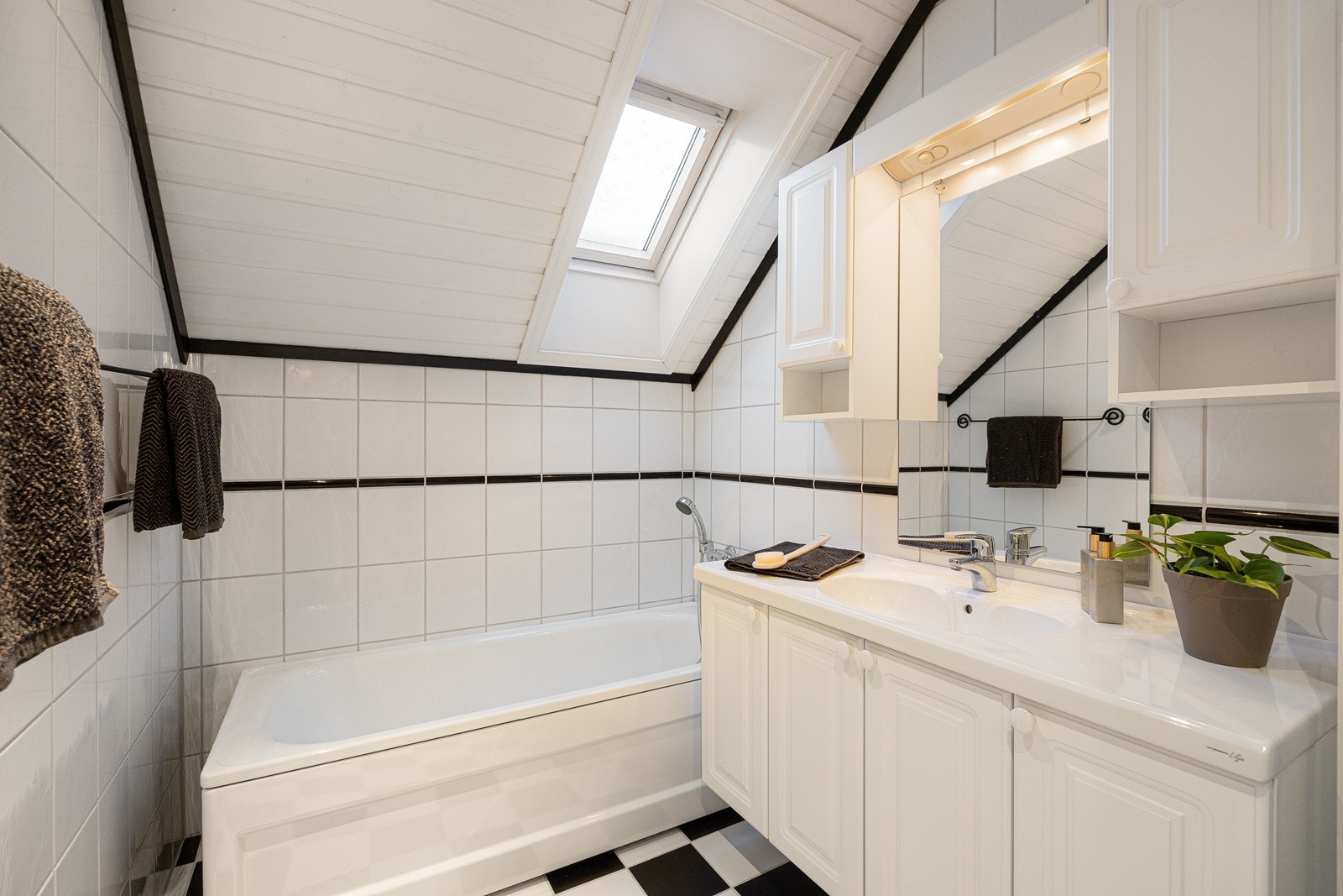 Bad 2 i andre etasje har både badekar med dusjløsning og et dusjhjørne med skyvedører Galleribilde