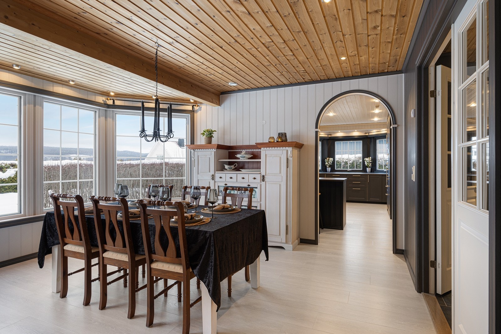 En av de øvrige stuene ligger utenfor kjøkkenet, og passer utmerket som spisestue Galleribilde