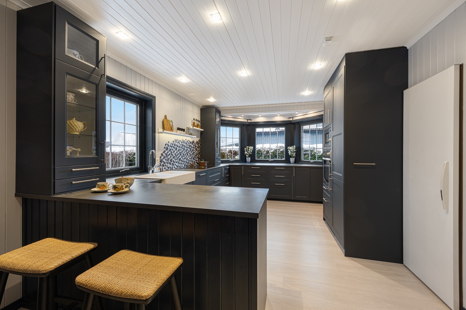 Kjøkkenet ligger innenfor spisestuen; et flott samlingssted for store og små Galleribilde