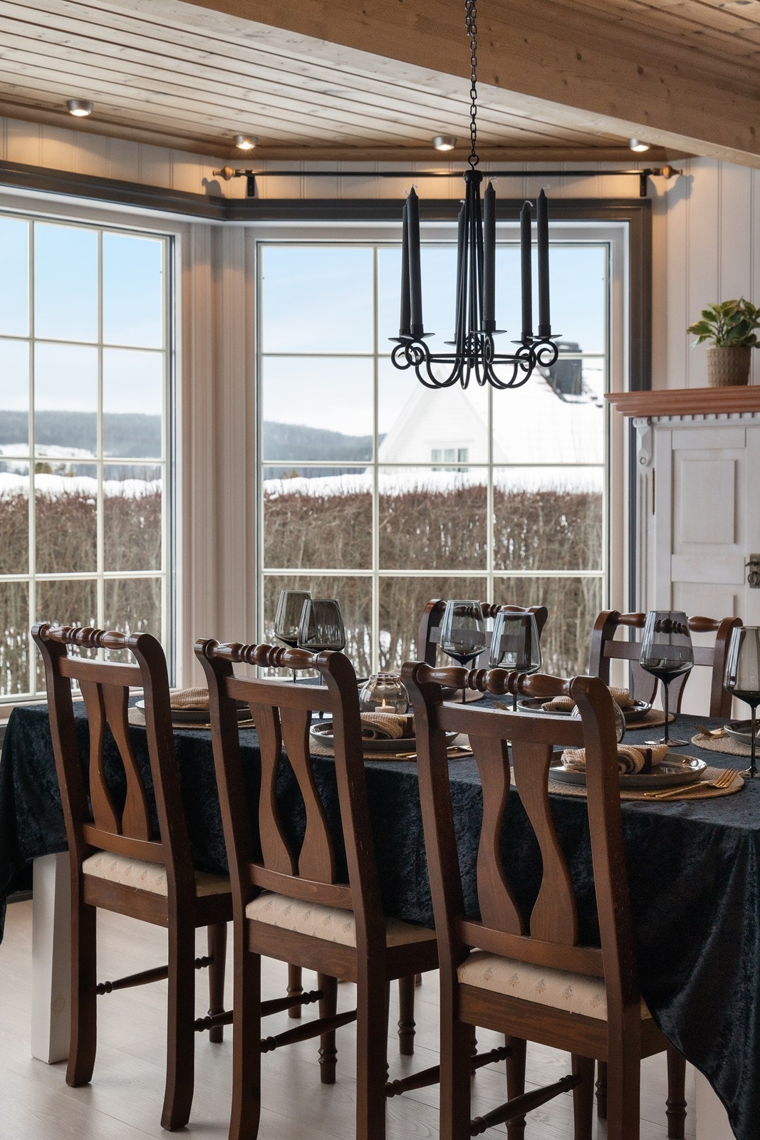 Her kan man samles til hyggelige familiekvelder eller store middagsselskaper. Det er motoriserte utvendige persienner i stue, spisestue og kjøkken Galleribilde