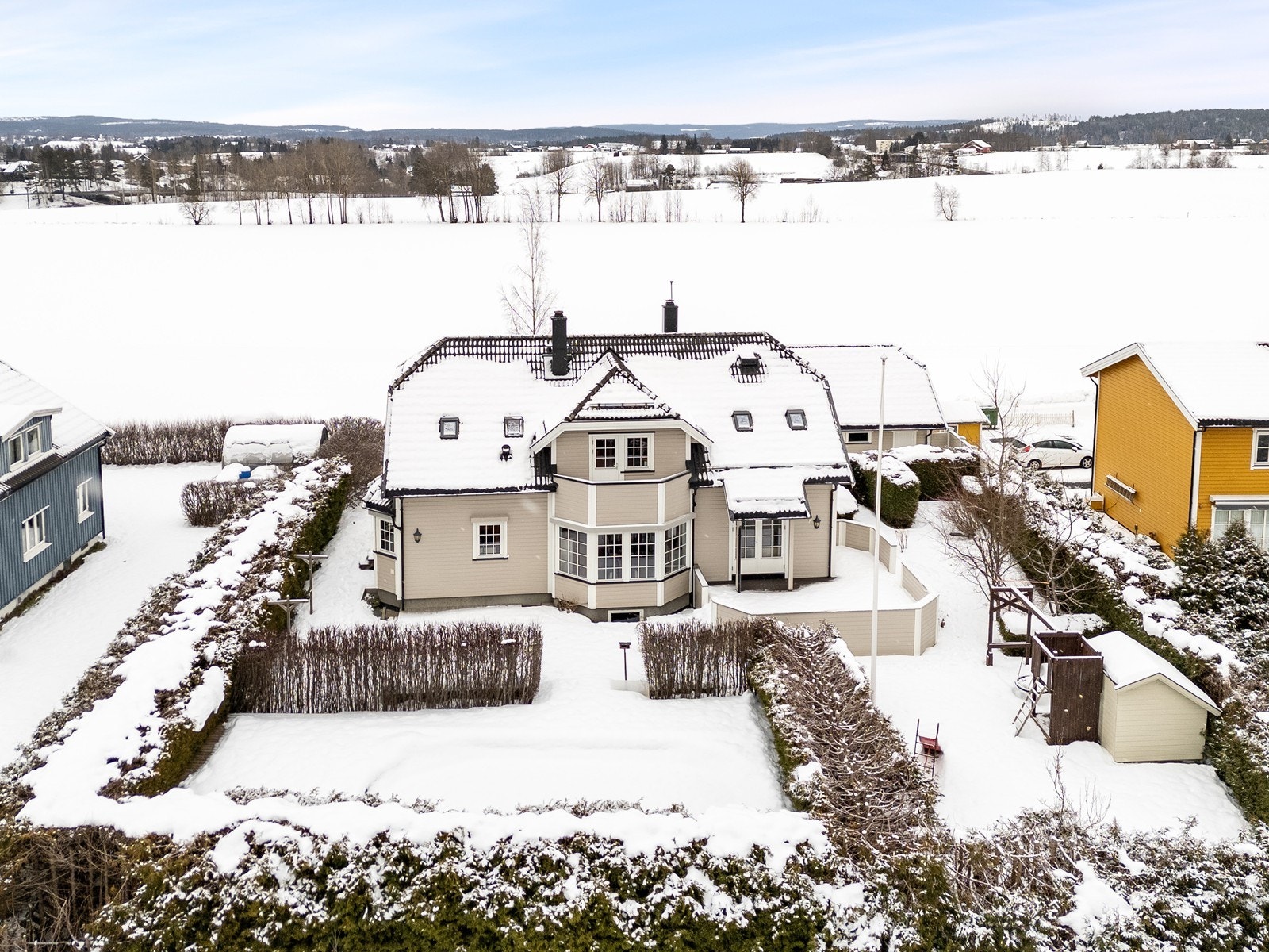 Hagen rammes fint inn av en velstelt hekk, og hekken deler uteområdet inn i ulike soner Galleribilde