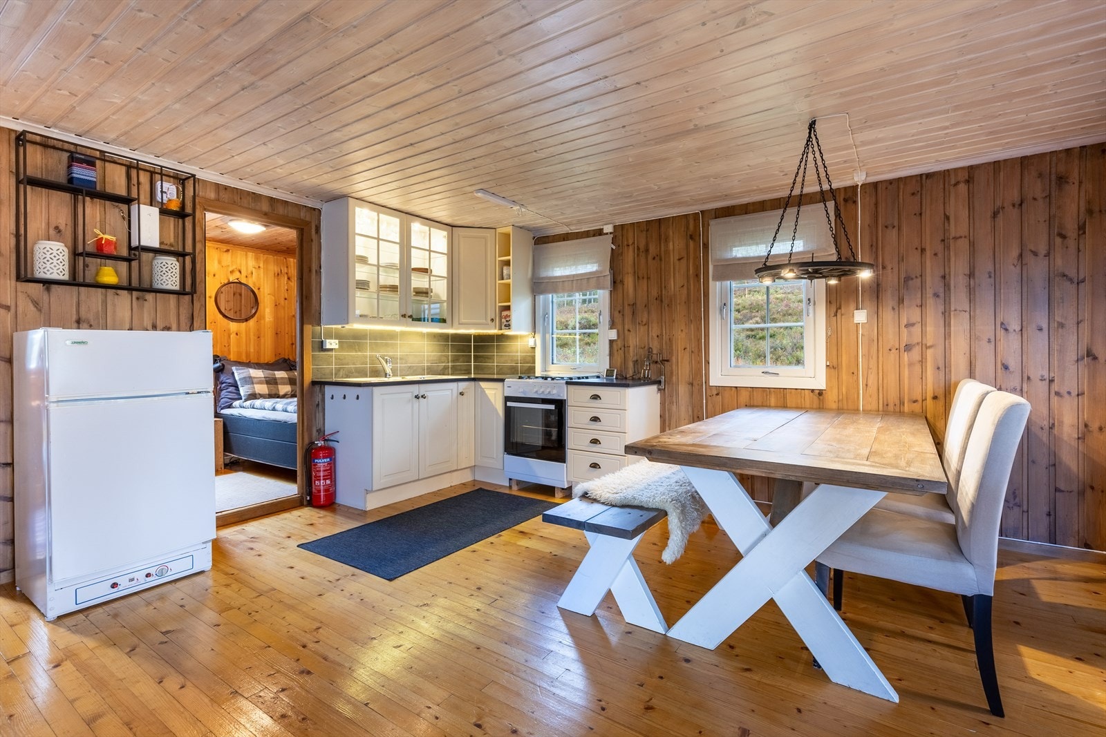 Nyere kjøkkeninnredning med hvitevarer på gass Galleribilde