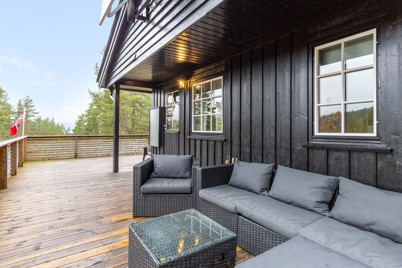 Koselig uteområde rundt hytta med plass til sittegruppe Galleribilde