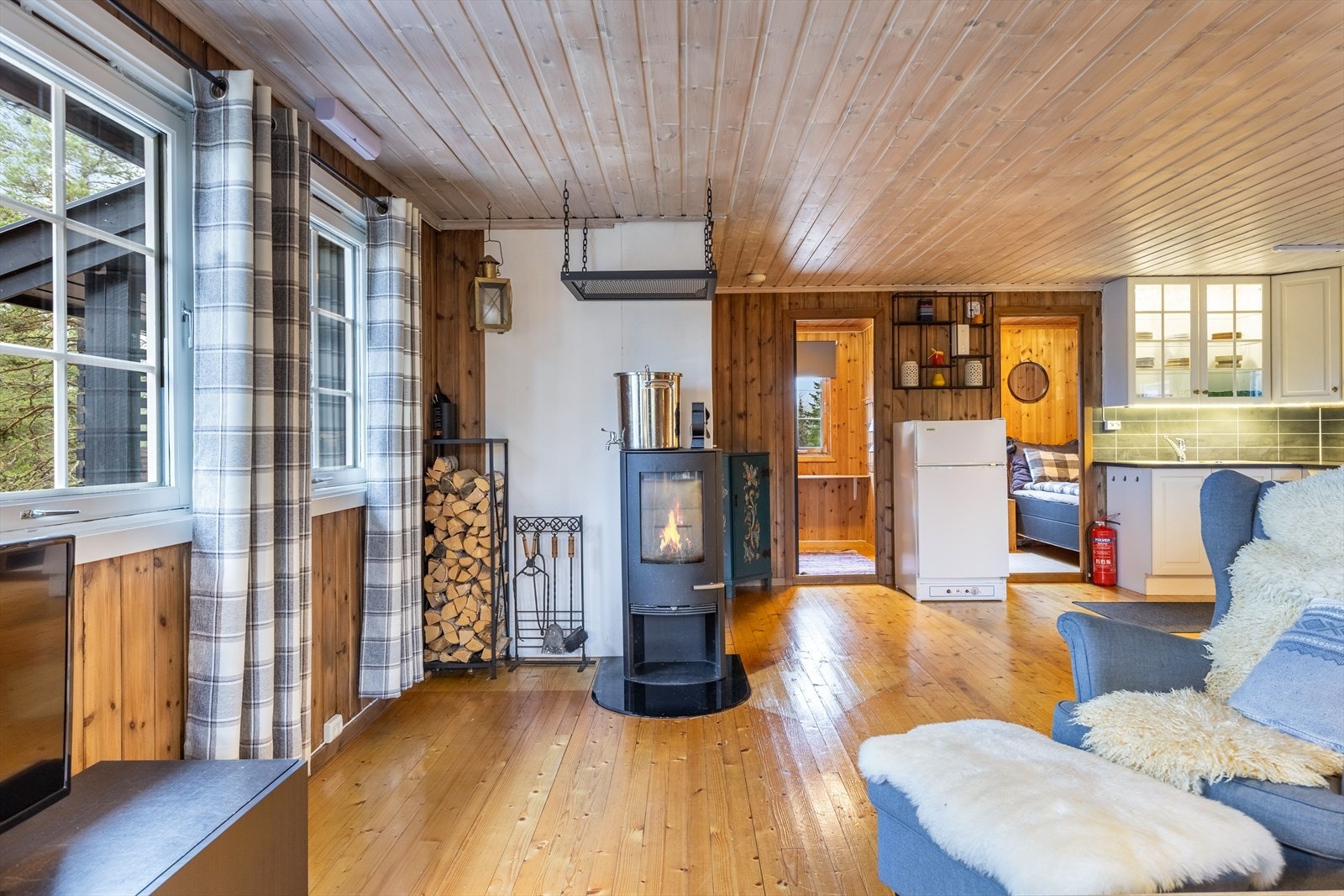 Stuen varmes opp av peisovn Galleribilde