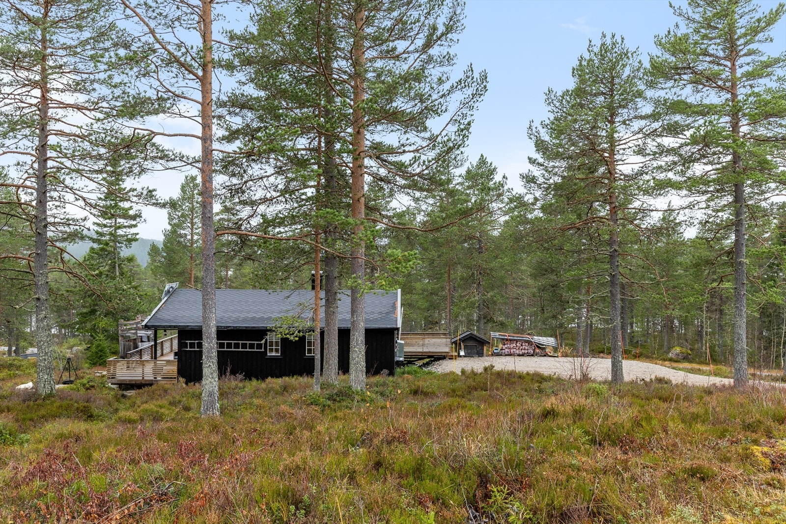 Hytta ligger fint til mot Nesvatn - kort vei til bademuligheter på sommerstid Galleribilde