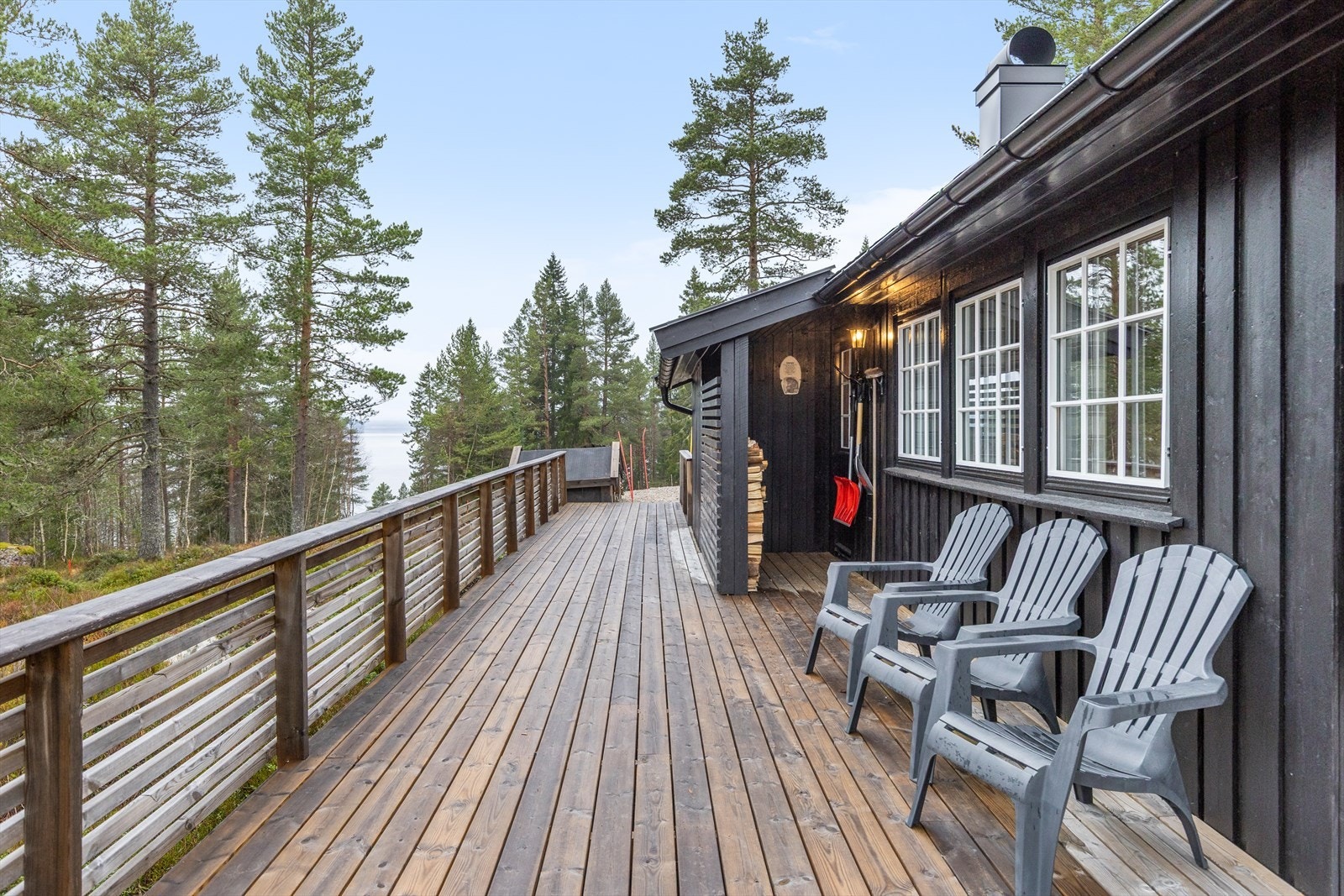 Romslig terrasse strekker seg rundt store deler av hytta Galleribilde