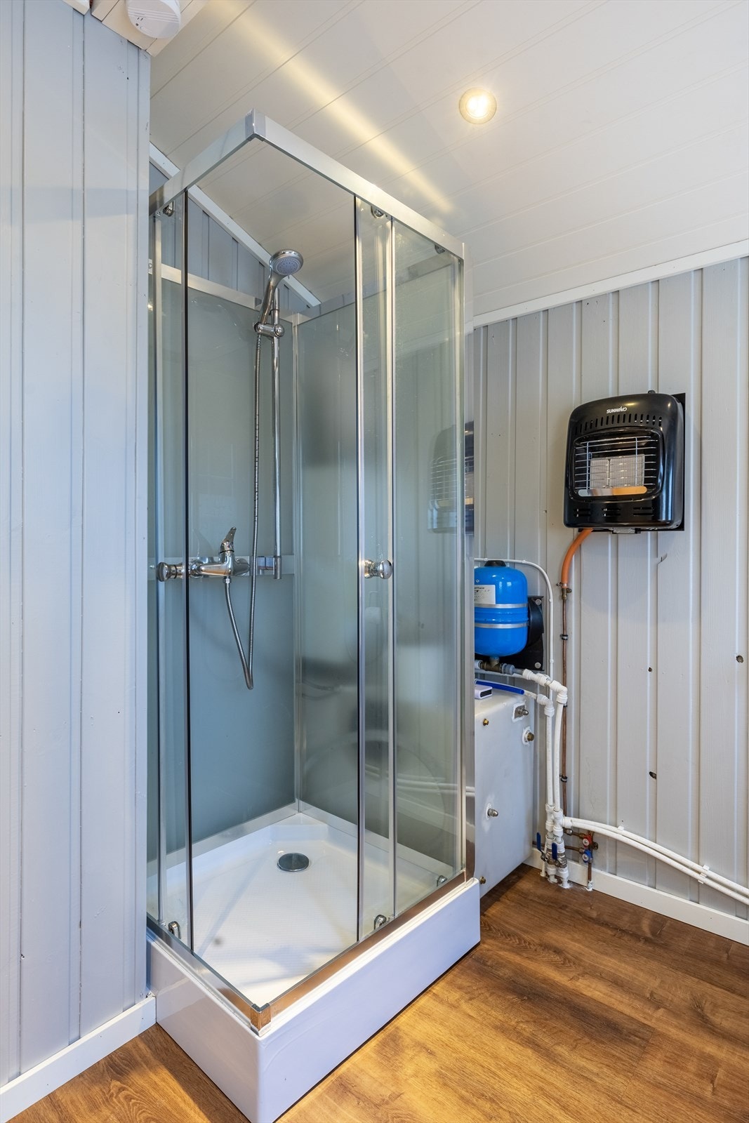 Bad med dusjkabinett og snurredo Galleribilde