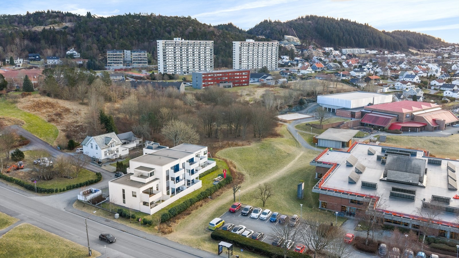 Nærområdet byr på flotte tur-/rekreasjonsmuligheter. Nevnes bør Vardafjellet/Storasundfjellet og Djupadalen - Kanskje det mest populære rekreasjonsområdet i Haugesund. Galleribilde