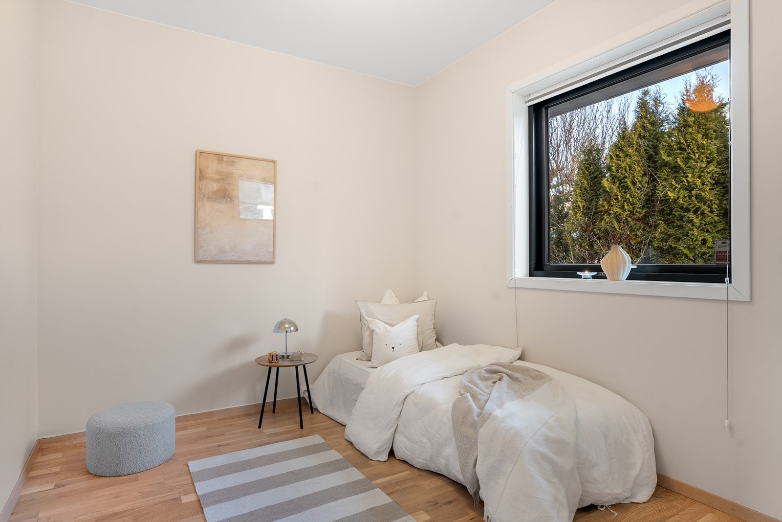 Soverom nr. 2 egner seg fint som barnerom, kontor eller gjesterom. Galleribilde