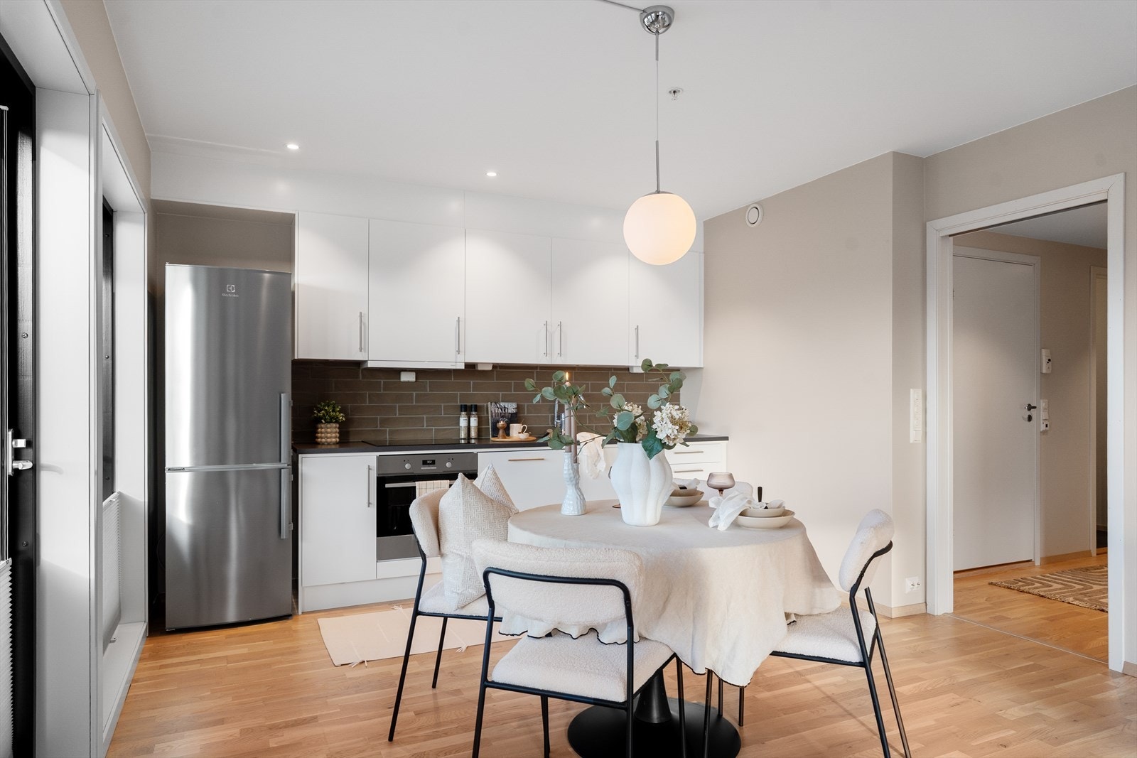 Pen og praktisk kjøkkeninnredning med glatte fronter og laminat benkeplate. Galleribilde