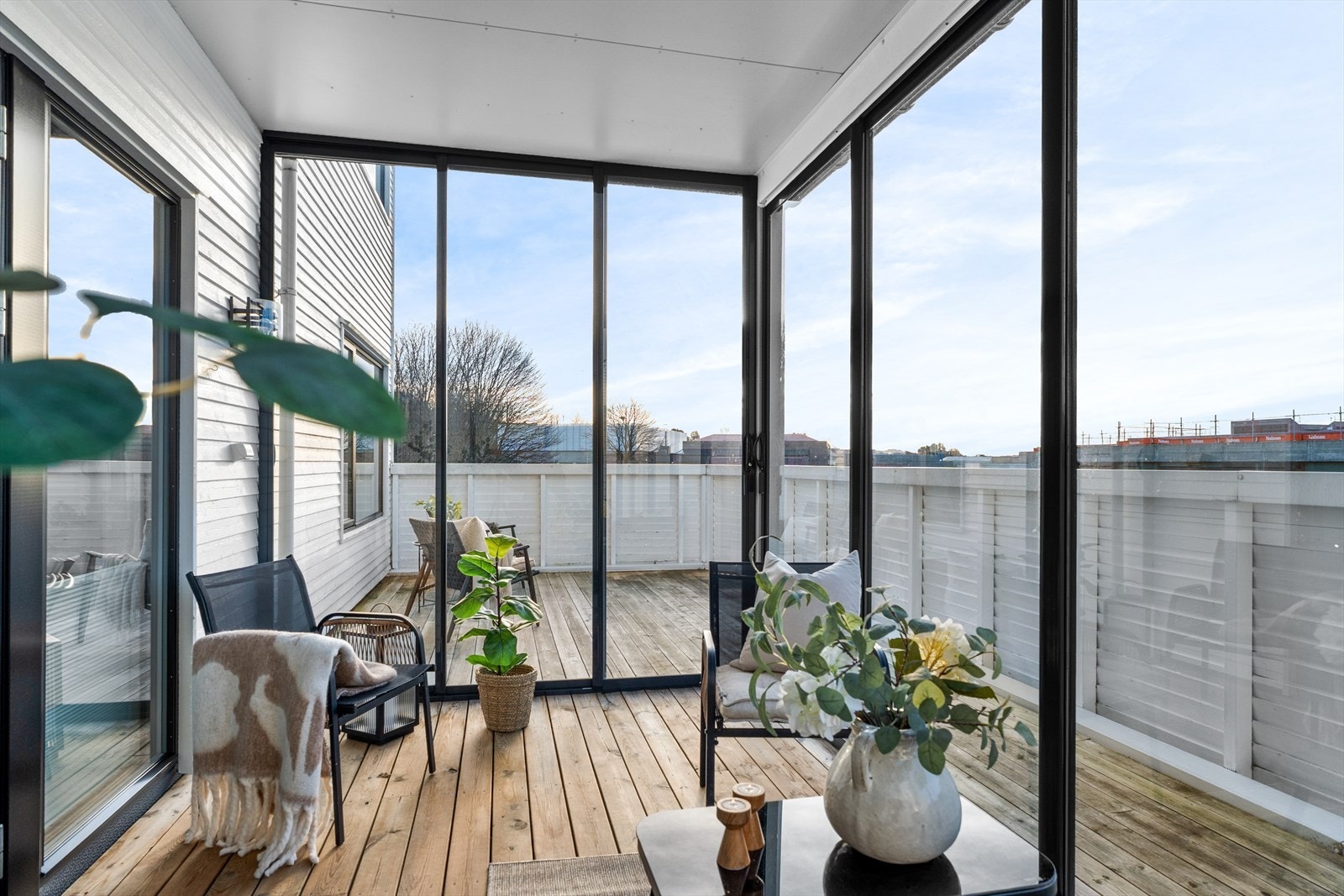 Leiligheten kan blant annet skilte med innglasset terrasse (10 m2), stor, solrik terrasse (24 m2) og parkeringsplass med tilhørende sportsbod i felles garasjeanlegg. Galleribilde
