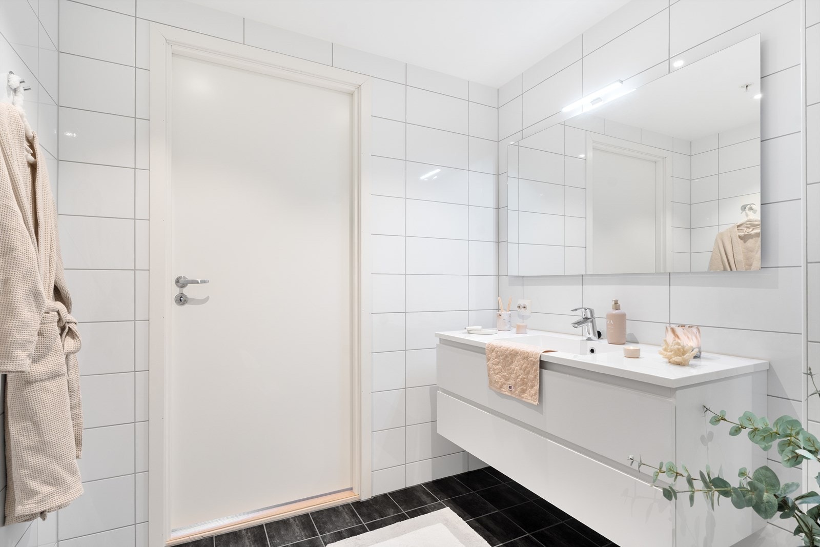 Rommet har fliser på gulv og vegger. Det er varmekabel i gulvet. Galleribilde