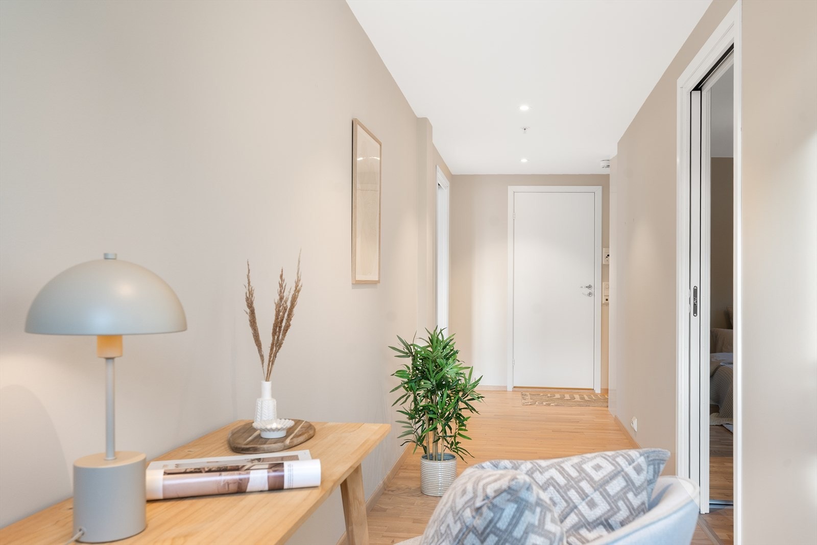 Entréen/gangen gir et fint førsteinntrykk. Her er god plass til yttertøy og sko. Det er også en praktisk bod ved entréen. Boden har opplegg for vaskemaskin, men kjøper må være oppmerksom på at rommet ikke er byggemeldt som et våtrom. Galleribilde