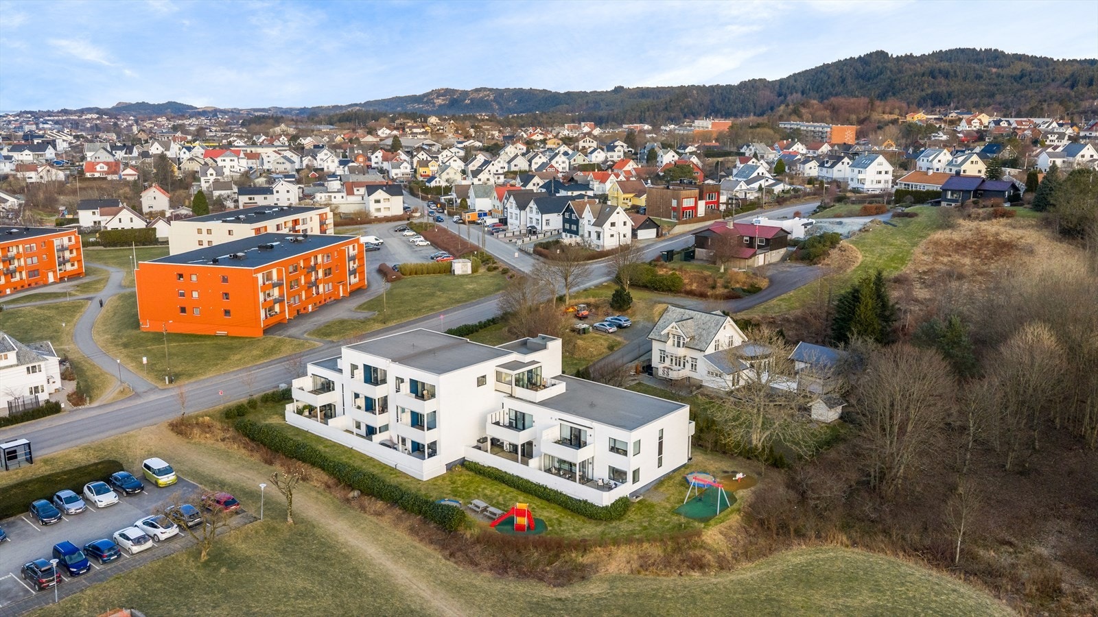 Fra boligen er det behagelig gang- og sykkelavstand til alle fasilitetene i sentrum, dagligvarebutikker, treningssentre og bussholdeplass. Gangavstand er det også til flere skoler og barnehager. Galleribilde