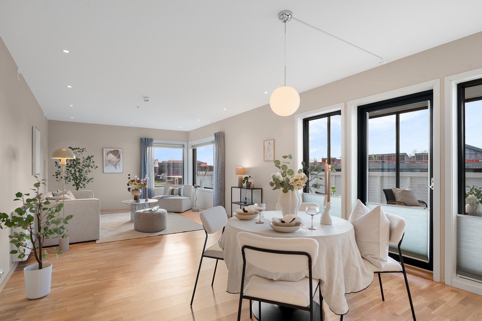 Rommet har flere innredningsmuligheter og god plass til både sofa og spisegruppe. Galleribilde