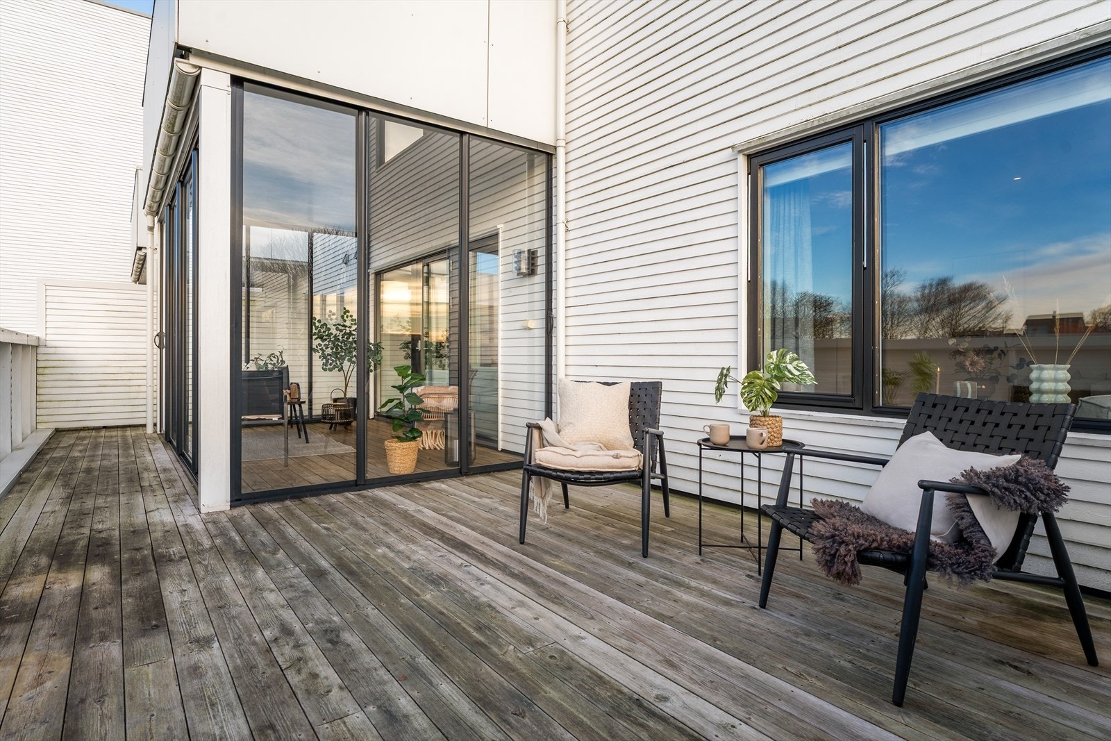 Den store terrassen er en flott plass å tilbringe fine sommerdager! Galleribilde