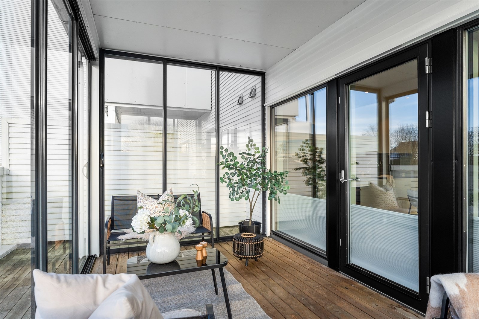 Luftig, innglasset terrasse, som fungerer som en forlengelse av stuen/kjøkkenet store deler av året! Galleribilde