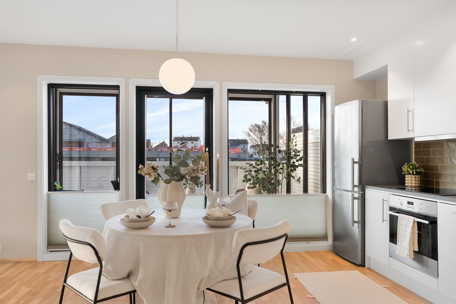 Fra stuen/kjøkkenet er det utgang til den innglassede terrassen. Galleribilde