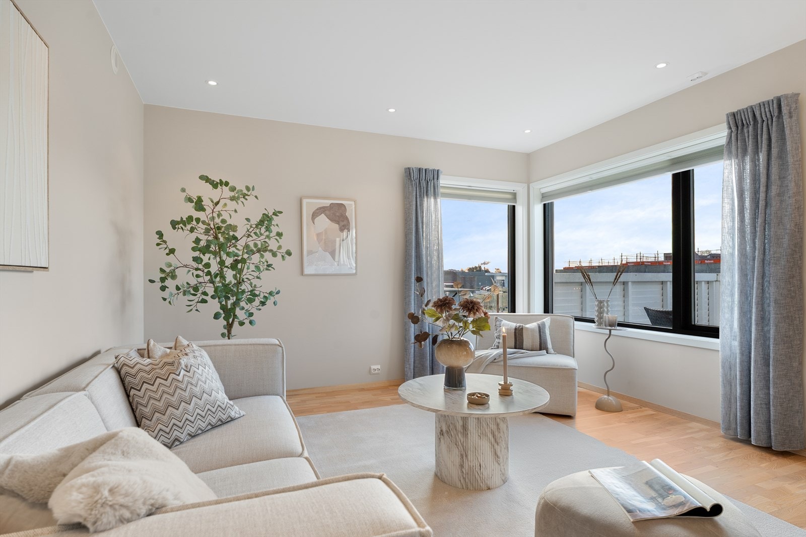 Utstrakt bruk av slette, malte vegger med listfri overgang til himling. Galleribilde