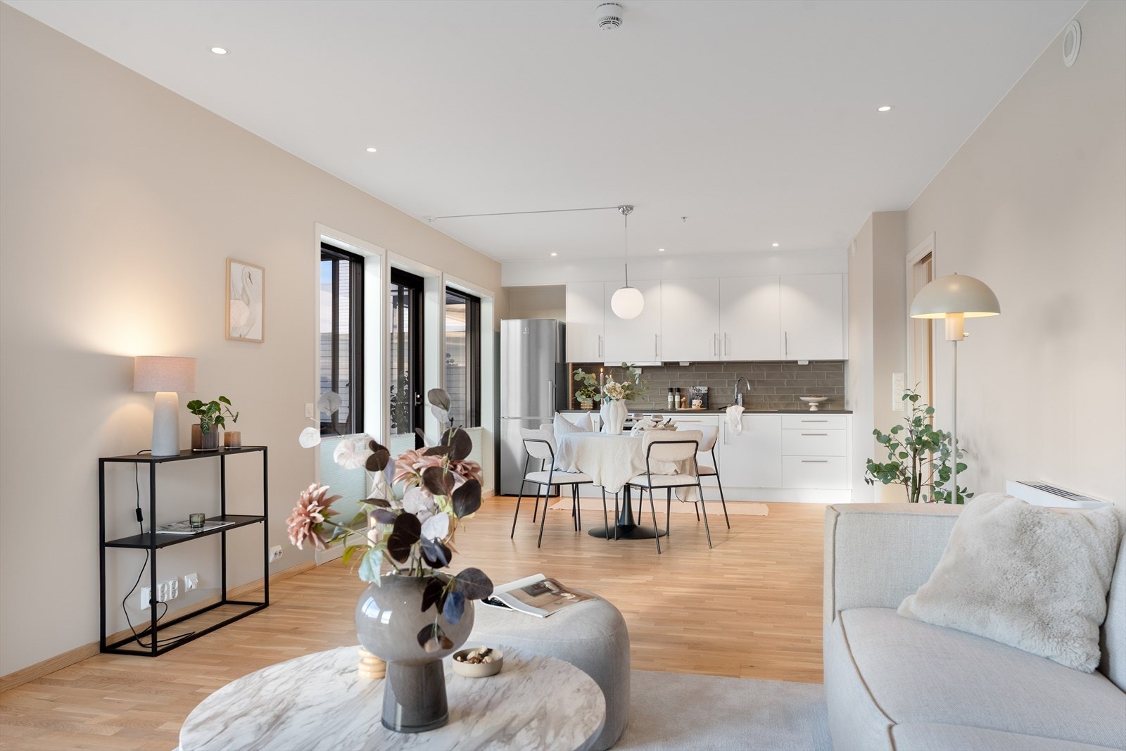 Stue og kjøkken i åpen løsning skaper en romslig og sosial arena. Galleribilde