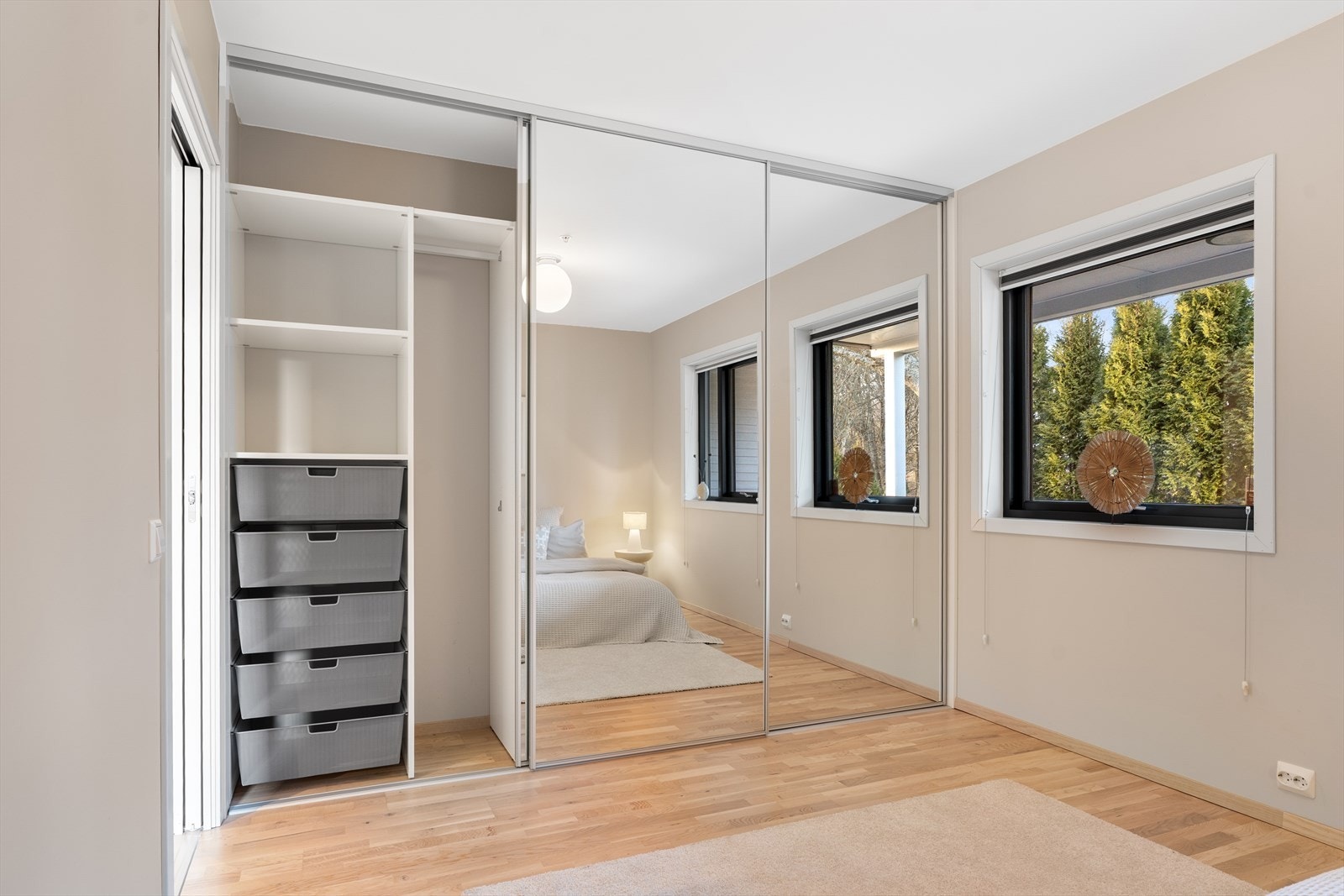 Hovedsoverommet har stor skyvedørsgarderobe og god plass til dobbeltseng. Galleribilde