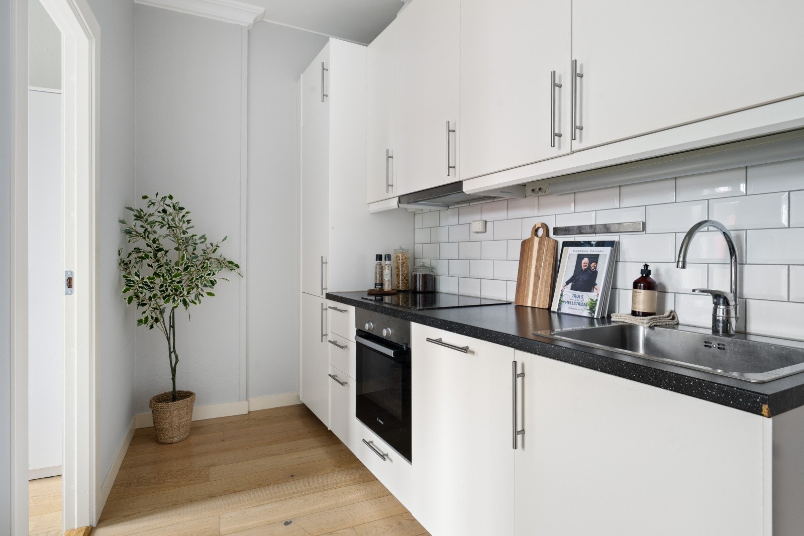 Moderne kjøkken med rene linjer, god skapplass og integrerte hvitevarer. Galleribilde