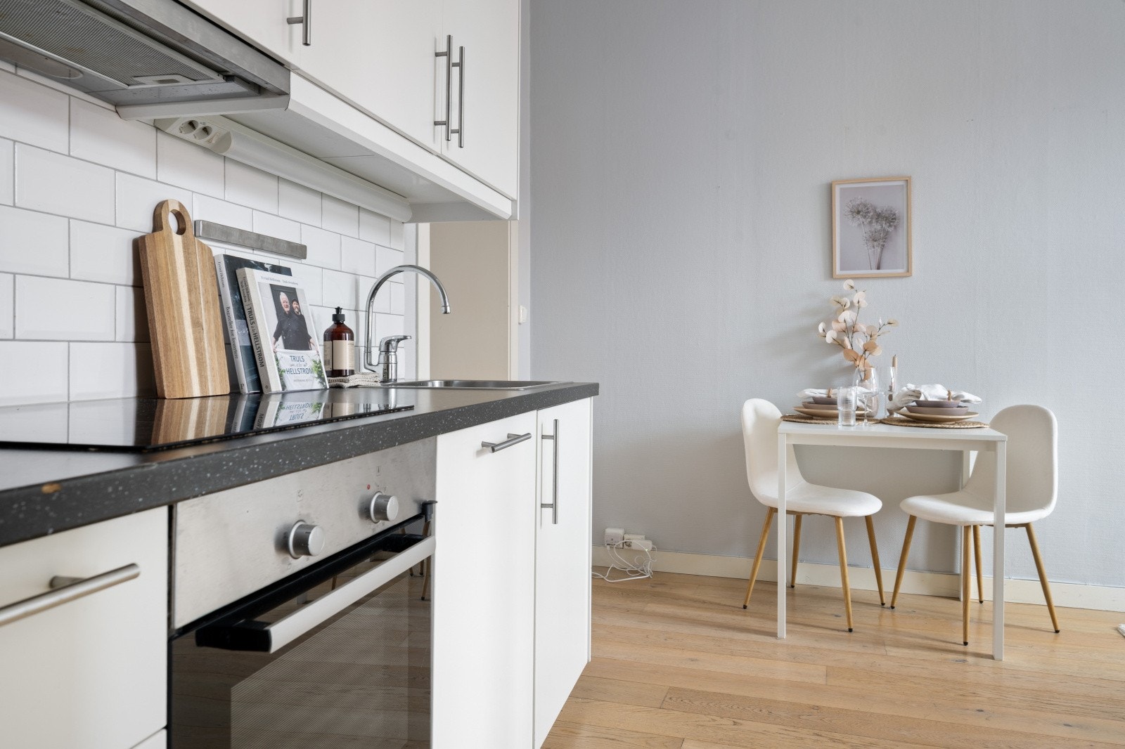 Praktisk kjøkkenløsning med spiseplass i tilknytning til sonen. Galleribilde