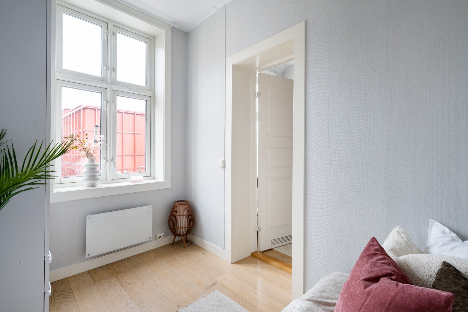 Ett av soverommene er i henhold til originale byggetegninger godkjent som kjøkken. Les mer under "ferdigattest" i salgoppgaven. Galleribilde