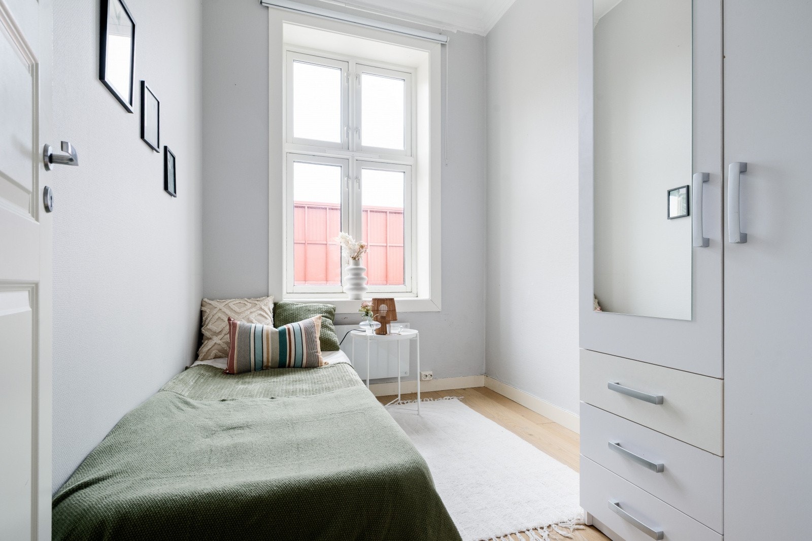 Soverom 4 med garderobeskap Dette soverommet er opprett fra stuen og kan enkelt settes tilbake som en del av stuen. Galleribilde