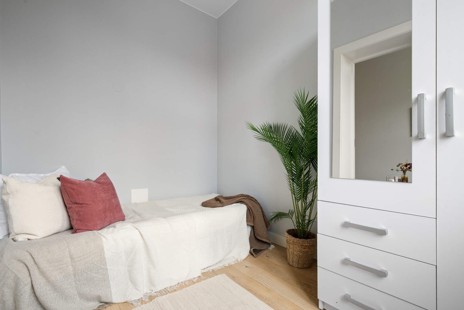 Soverom 5 har også garderobeskap Galleribilde